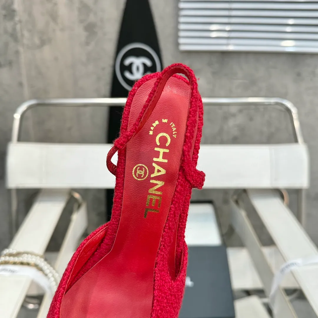 👟👟Ex-factory price 480👟👟 CHANEL Chanel flat bottom series🌹Fashionable classic sandals loved by all stars Fabric [👉] Mixed sheepskin👠🐏 Lining [👉] Silk sheep lining👠🐏 Insole [👉] Silk sheep👠🐏 Sole [👉] Genuine leather outsole imported from Italy 🌻 Packaging [👉] Chanel original box packaging 🌸 Code number [🦶🏻] 34-42 (⚠️34.41.42 is a custom code and cannot be returned or exchanged. Please understand)